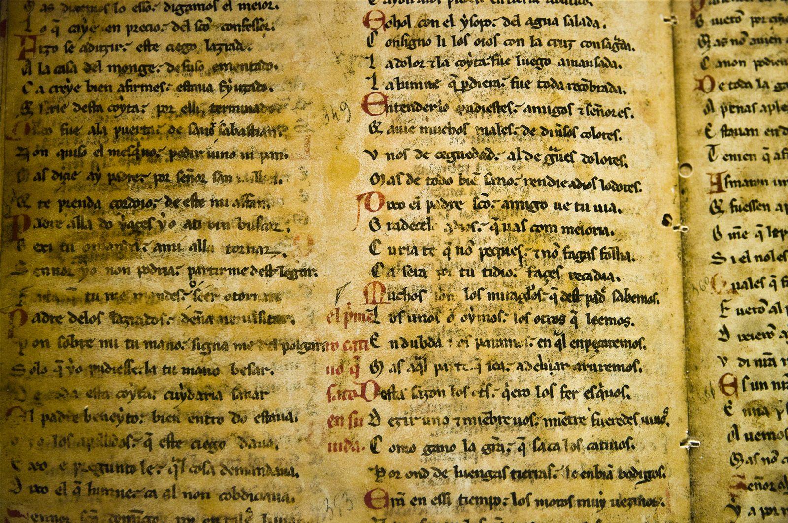 Manoscritto antico con scrittura a mano, esempio di stile narrativo