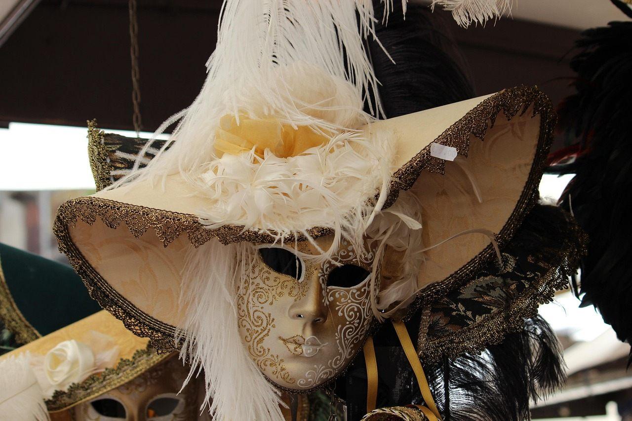 Maschera veneziana, simbolo del tema della maschera ne Il fu Mattia Pascal di Pirandello