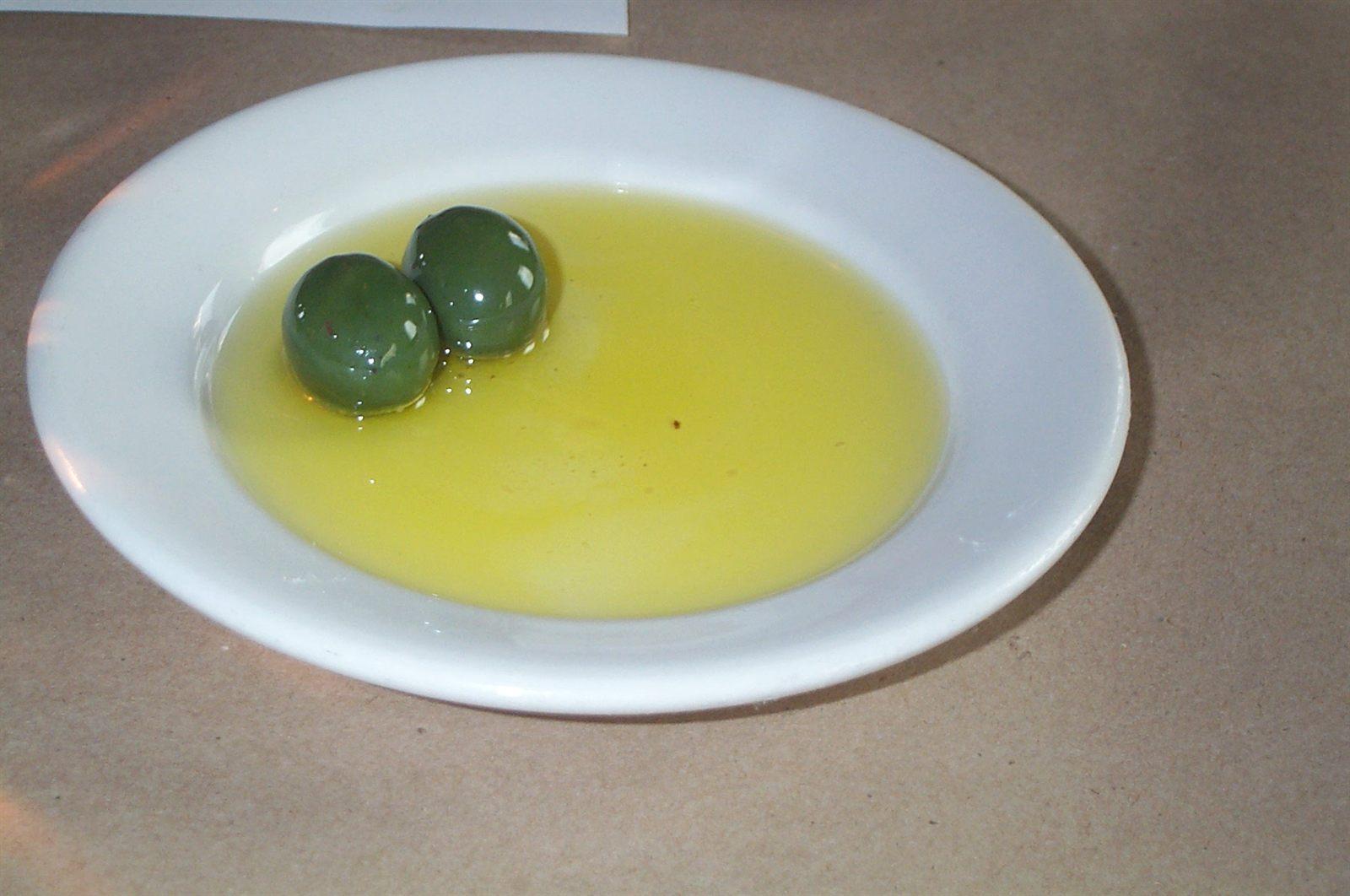Olive nell'olio d'oliva, alimento simbolo della dieta mediterranea