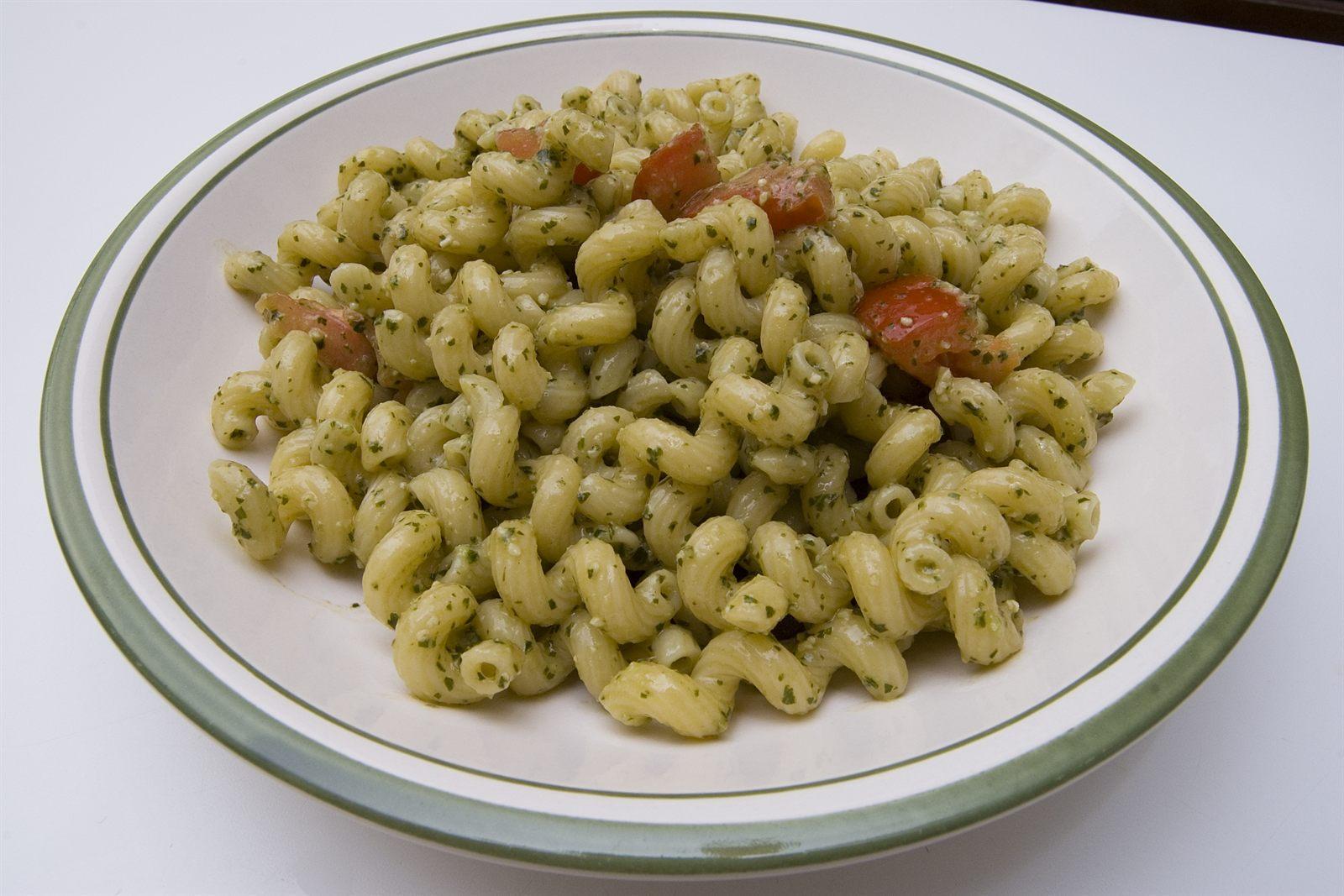Piatto di pasta al pesto, esempio di dieta mediterranea