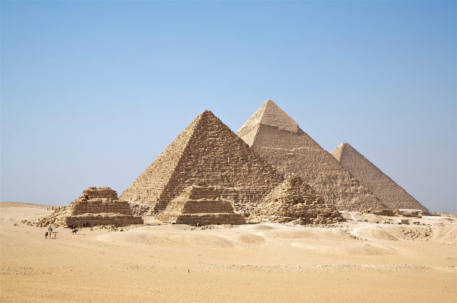 Piramidi di Giza nell'antico Egitto lungo il Nilo