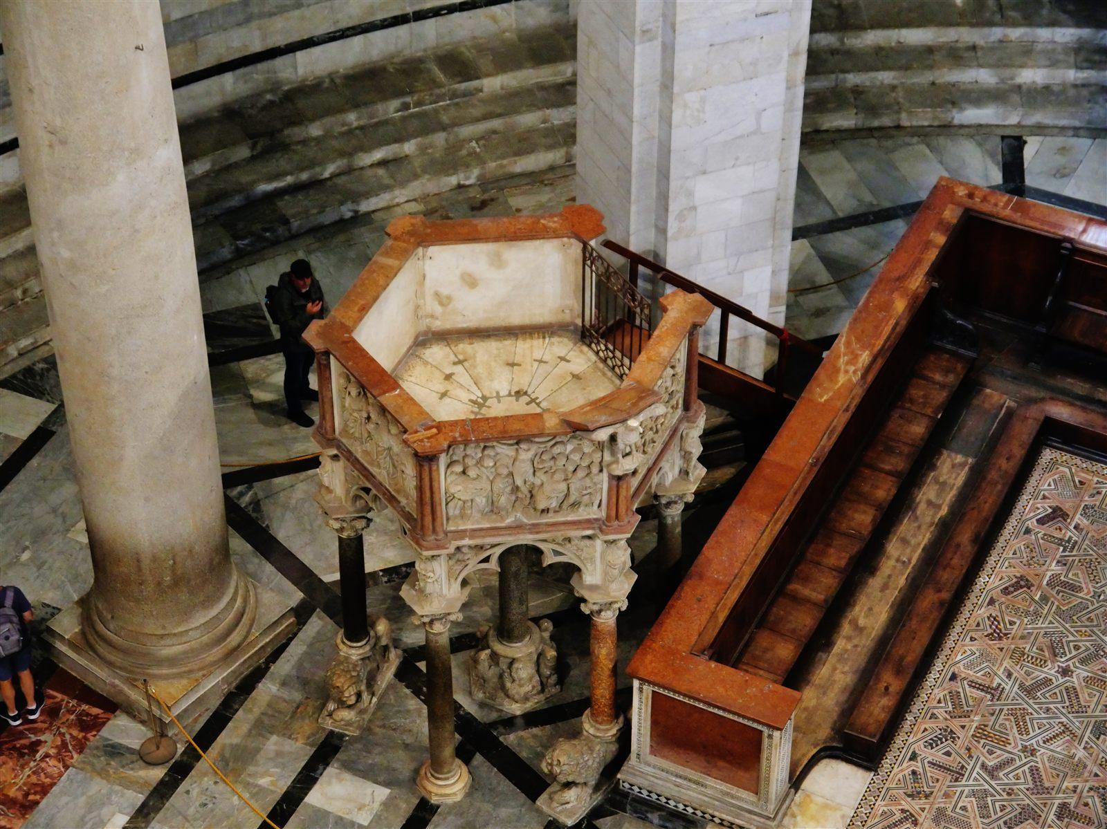 Pulpito di Nicola Pisano nel Battistero di Pisa