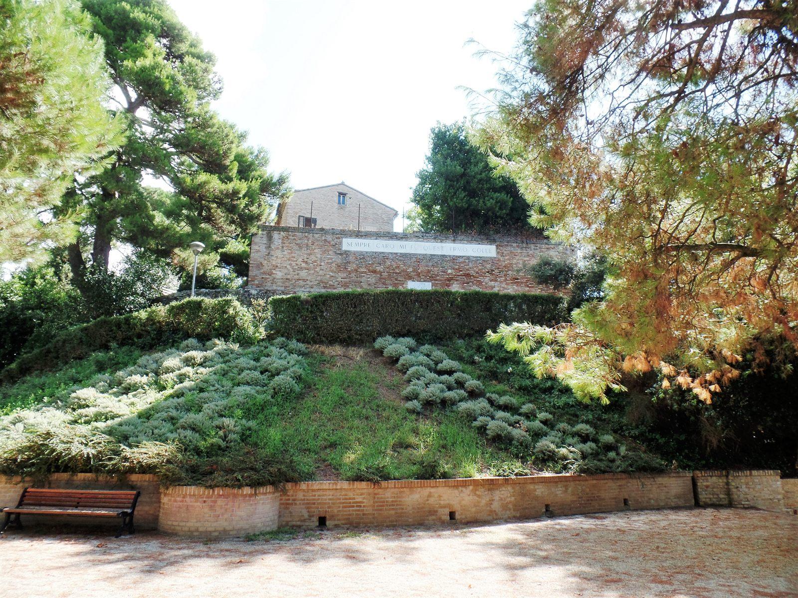 Il Colle dell'Infinito a Recanati, luogo che ispir&ograve; la poesia L'infinito di Giacomo Leopardi