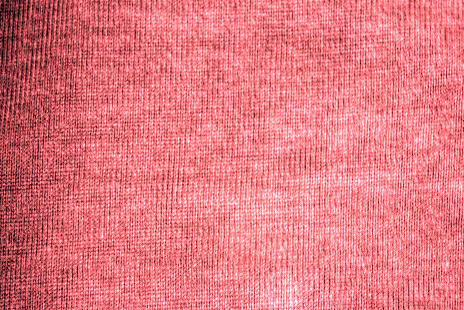 Tessuto rosso monocromo, richiamo alle tele tagliate dei Concetti spaziali di Lucio Fontana