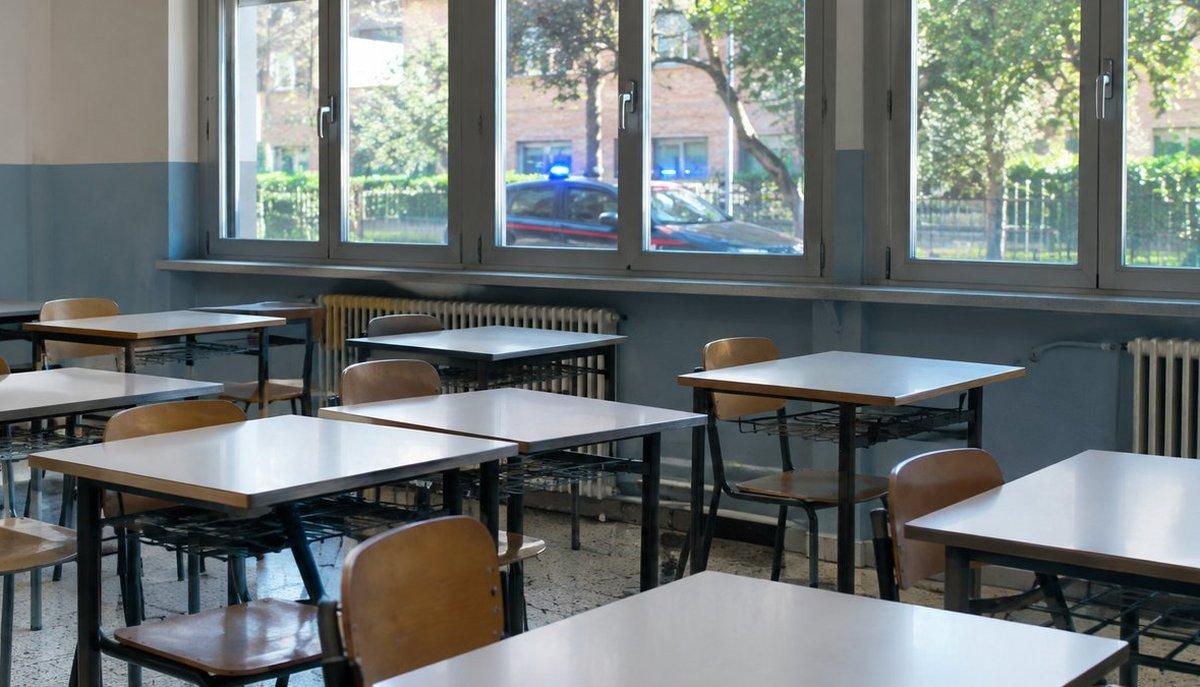 Chiede di andare in bagno e si lancia dal primo piano: 13enne tenta suicidio a scuola