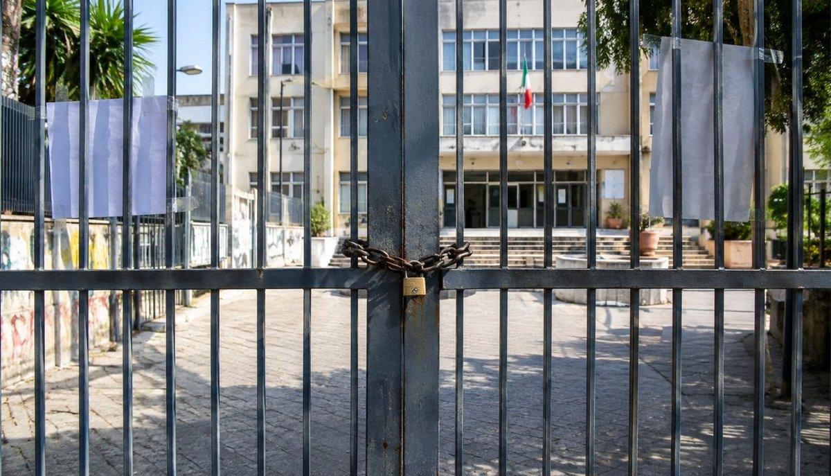 Cancelli chiusi di un liceo occupato a Napoli
