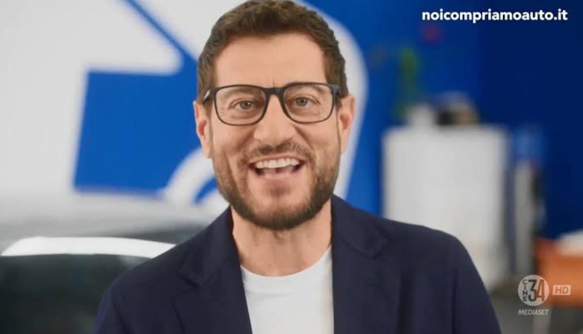 Perché la Gen Z ha trasformato Enrico Papi in un meme?