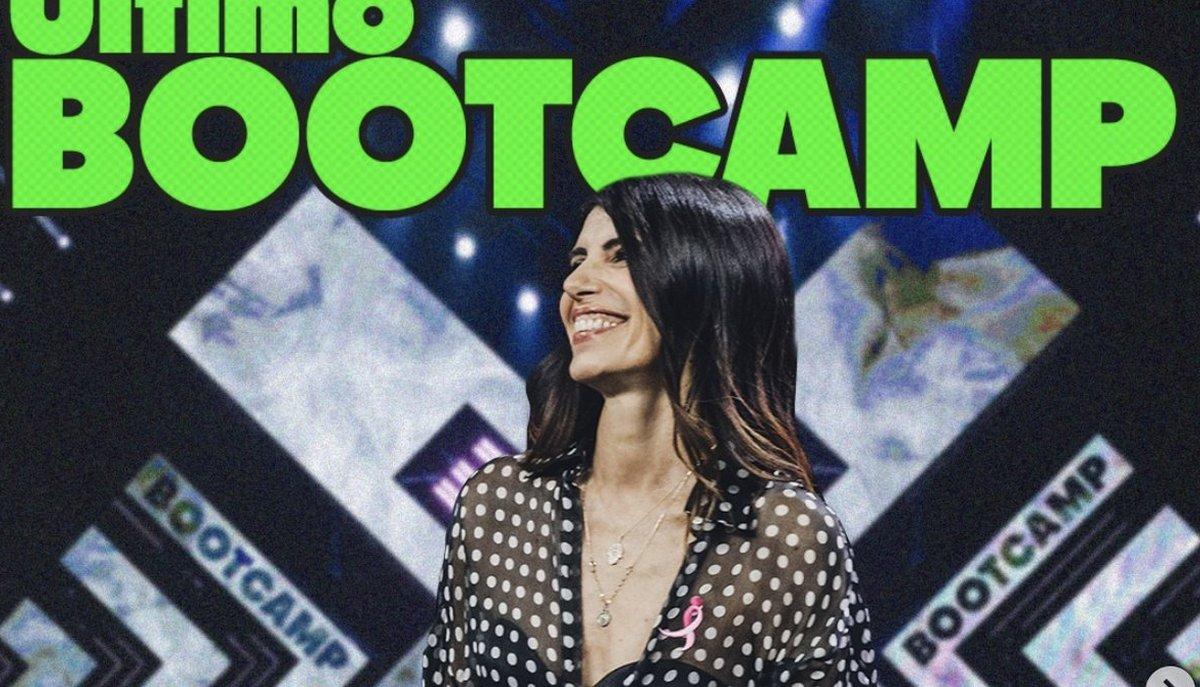 Giorgia sorride davanti alla scritta Ultimo Bootcamp di XFactor