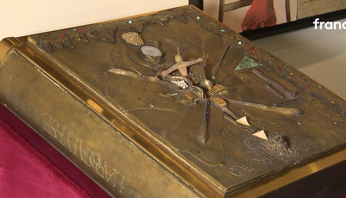 Furto del secolo: sparisce dal museo L'Apocalypse, il libro da 210 chili con la copertina di Dalí