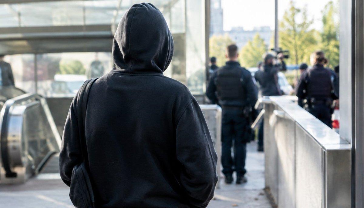 La felpa nera, il corteo e le ore in commissariato: perché il caso della studentessa fermata a Roma è arrivato fino in Parlamento
