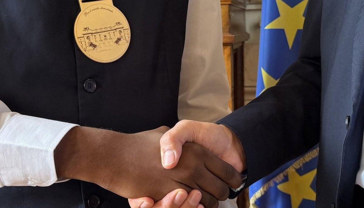 Studente fermò l'aggressione alla prof: Valditara gli consegna la medaglia al merito