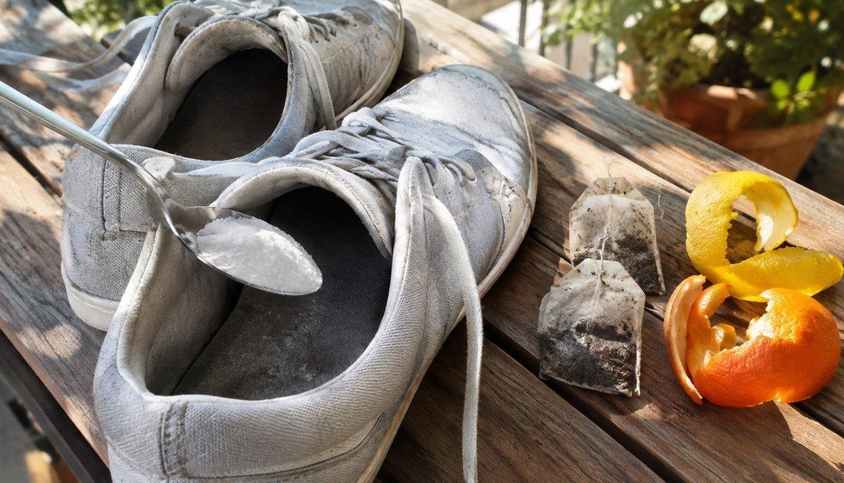 Bicarbonato, tè e agrumi: i rimedi naturali contro il cattivo odore delle scarpe