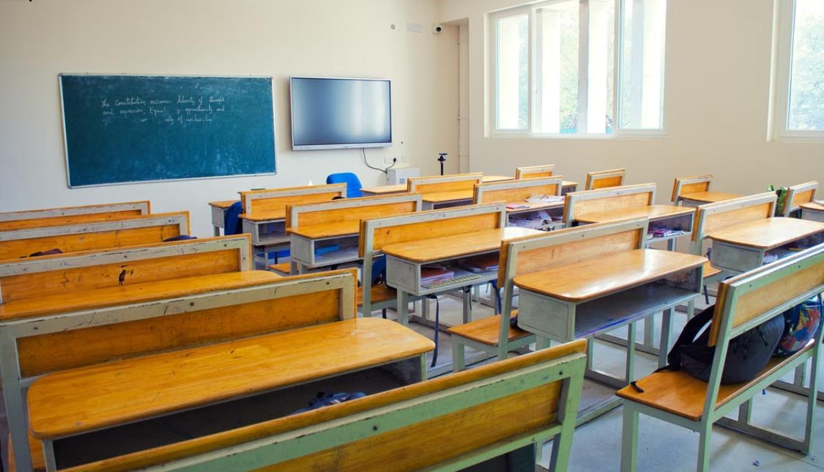 Lancio di sassi contro una prof dopo il richiamo sul fumo: il caso a Pomezia