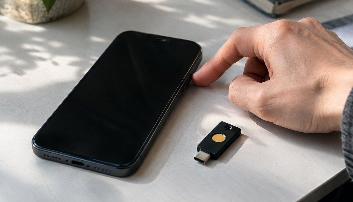 Riavviare il telefono contro gli hacker: quali spyware ferma e quali minacce restano