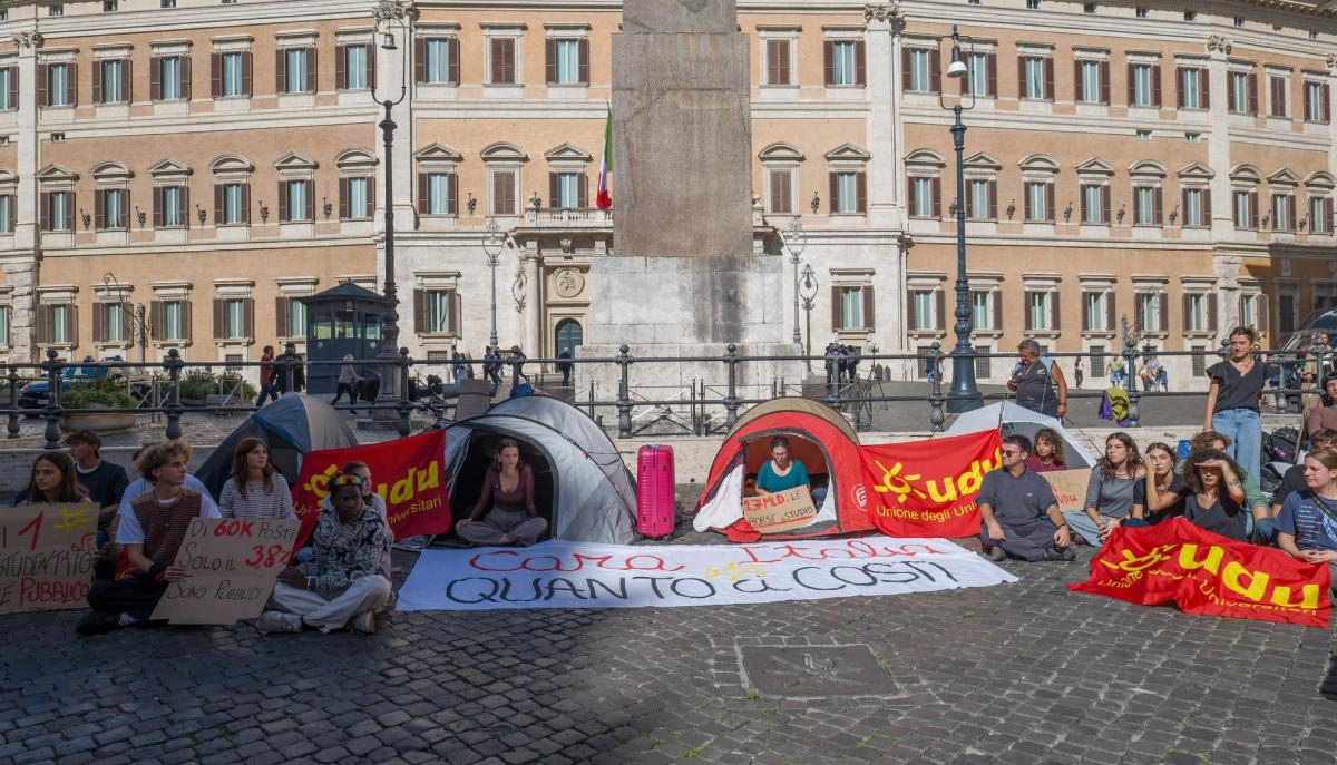 Caro-affitti, gli universitari tornano a dormire in tenda: scatta la protesta davanti a Montecitorio (e in tutta Italia)