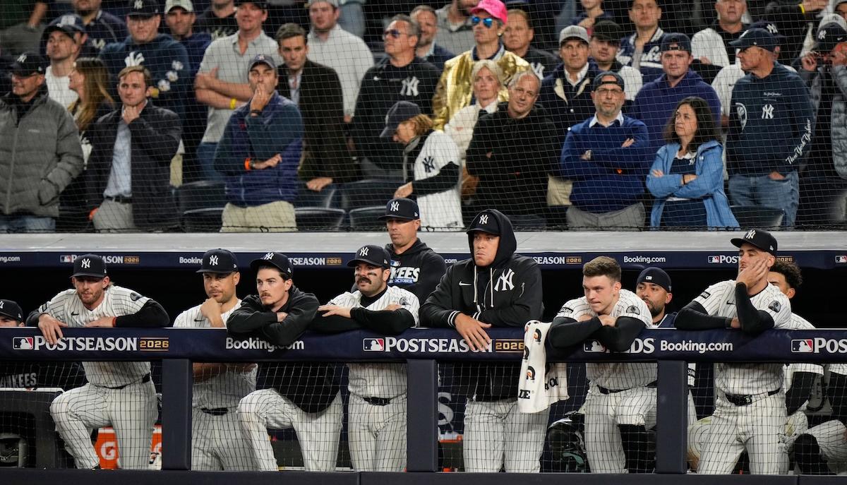 Allunga le mani per prendere la palla e annulla il fuoricampo: Yankees eliminati per colpa di un tifoso