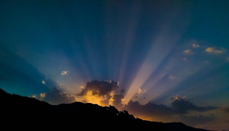 Energia creativa e la velocità del pensiero concetto aziendale come una  brillante luce brillante lampadina con gambe lunghe esecuzione veloce come  una prestazione cretivity metafora per la produzione veloce e l'idea di