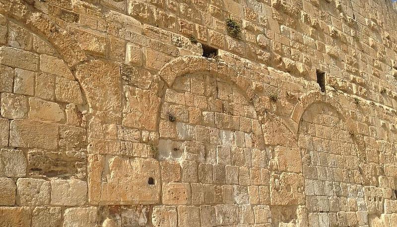 La Terra Santa: crocevia di religioni e conflitti storici articolo