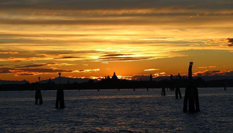 Analisi delle poesie di Ugo Foscolo: Zacinto e Alla sera articolo