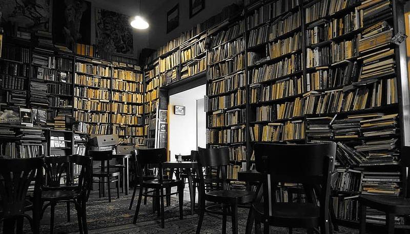Il mantello di Buzzati: un viaggio tra mistero e realtà surreale articolo
