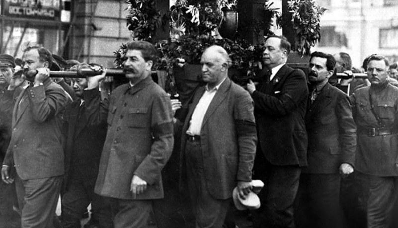 La carriera di Stalin: dittatura, persecuzioni e industrializzazione articolo