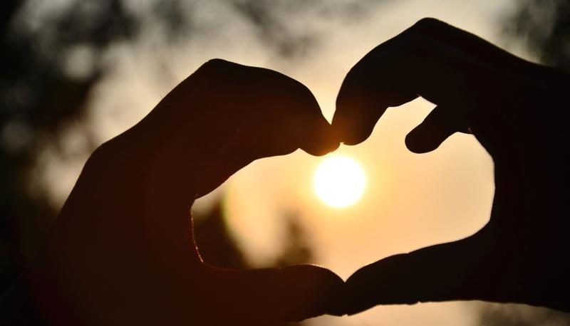 Analisi della poesia "Qui ti amo" di Pablo Neruda e contesto storico articolo