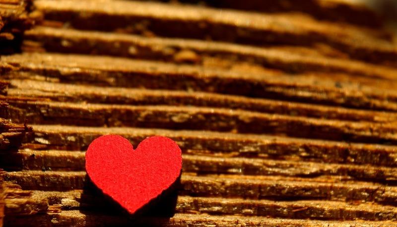 Analisi della poesia "Qui ti amo" di Pablo Neruda e contesto storico articolo