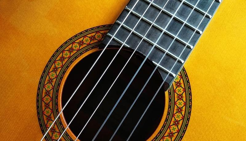 Come equalizzare la chitarra acustica: consigli per un suono perfetto articolo