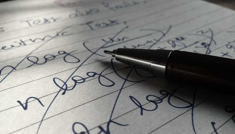 Stare sul pezzo: origine e contesti grammaticali di un'espressione articolo