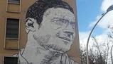 Totti arriva a scuola, ma solo sul muro