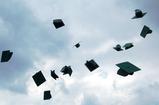 Invita tutti alla sua laurea, ma prende e scappa