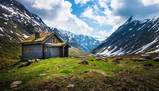 Piace ai valcuviani l'acqua che sgorga dalla montagna