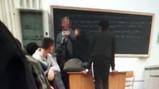 Bulli minacciano il prof: "Non lasciatelo scappare". Il video finisce su WhatsApp