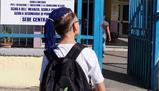 Studente va a scuola con le treccine blu: la preside non lo fa entrare