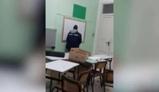 Occupazione a Pisa, scuola devastata: studente fa pipì sul muro della classe - VIDEO