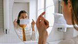 Maskne, è allarme per l'acne da mascherina: come evitarla e come combatterla
