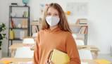 Via le mascherine a scuola per i vaccinati in primavera? Parla il virologo