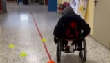 Tutti gli studenti in classe con la carrozzina per solidarietà col compagno disabile