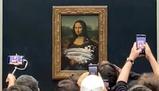 Louvre, qualcuno getta una torta contro la Gioconda: ecco perché. Il video