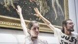 I giovani attivisti di Ultima Generazione si incollano alla primavera di Botticelli agli Uffizi