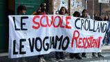 Liceo Cavour di Roma, crolli e aule inagibili: studenti in sciopero