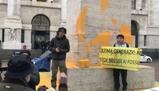 Attivisti Ultima Generazione imbrattano "Il Dito" di Cattelan a Milano