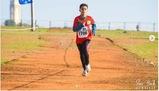 La storia di Ahmed, bimbo che corre la corsa campestre scalzo