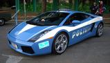 Alunno di 10 anni deve operarsi, la Lamborghini della Polizia lo accompagna a scuola