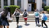 Studentessa non può andare a scuola, insegnanti la accompagnano tutti i giorni in classe