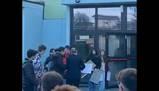 Il Ministro visita la scuola, preside toglie i cartelli agli studenti che manifestano