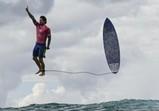 Olimpiadi 2024: la foto perfetta del surfista che vola