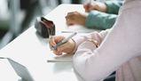 Senza smartphone in classe gli studenti riscoprono i giochi 'analogici'. Ma non mancano i problemi