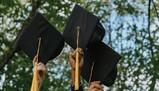 Dediche commoventi sulle tesi di laurea, il trend spopola sui social: i TikTok più belli