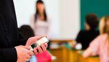 Chi viene beccato a usare il telefono a scuola deve pagare: per gli studenti trasgressori una multa di 25 euro